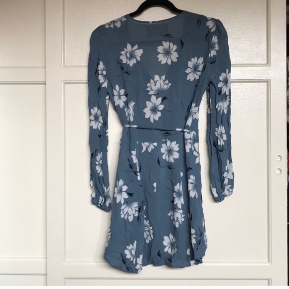 Reformation Blue Floral Wrap Dress size small - Picture 3 of 5